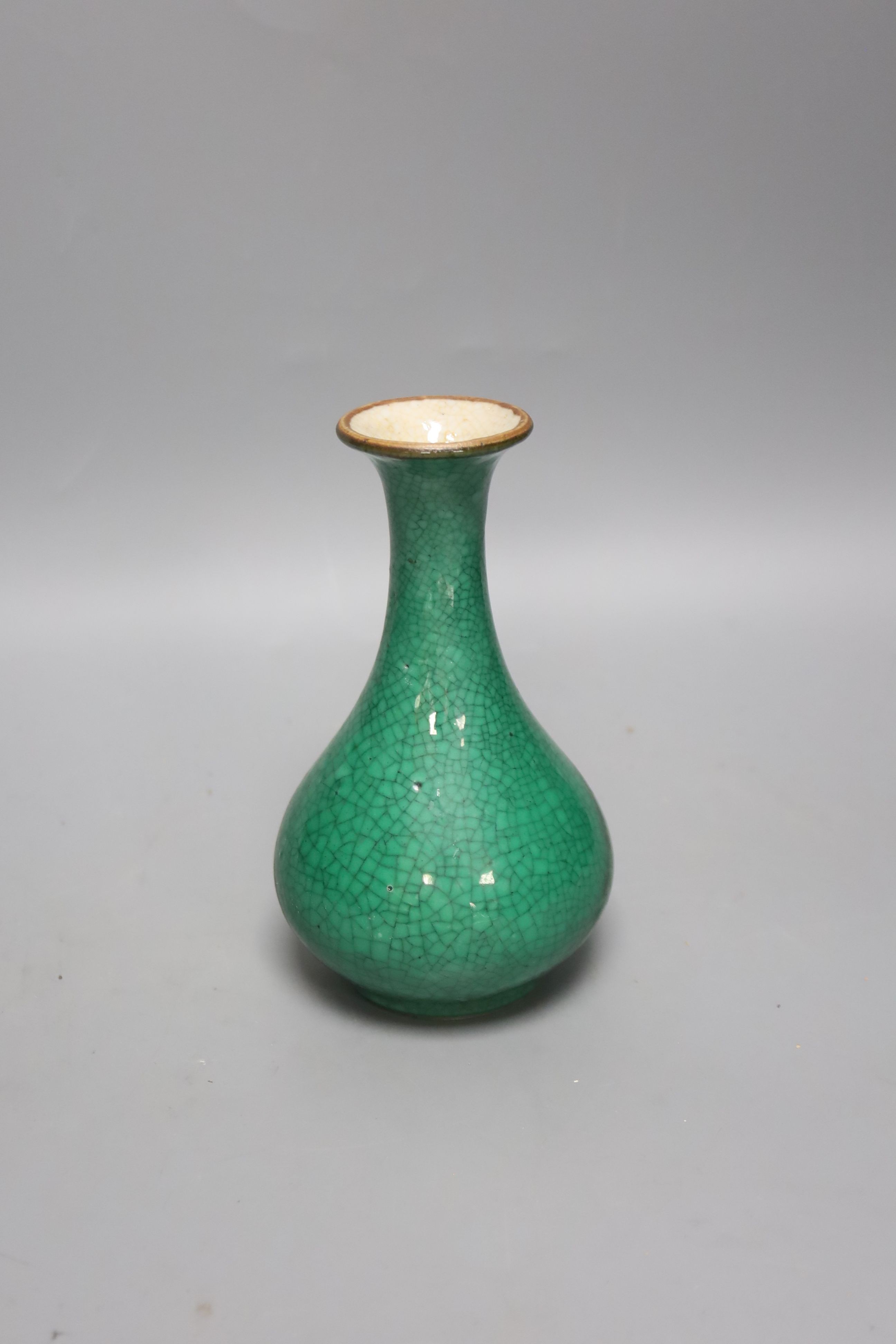 A Chinese green crackle glaze vase 15cm